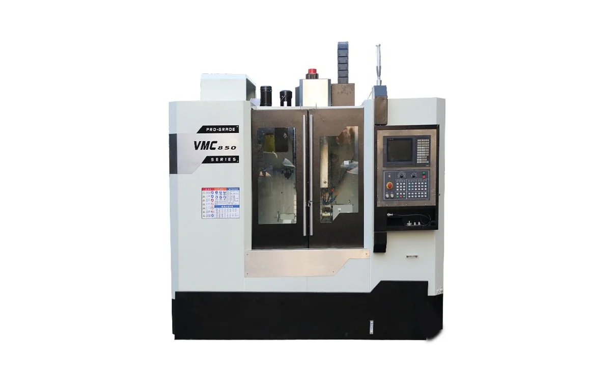 Centro de mecanizado vertical CNC Taikan VMC850 con puertas abiertas mostrando husillo BT40 y mesa ranurada en T