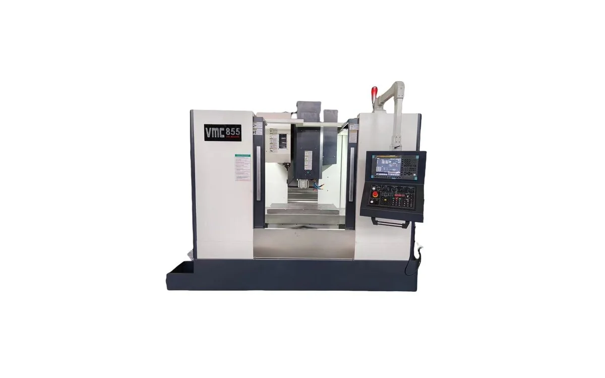 Centro de mecanizado vertical CNC de servicio pesado Taikan VMC855 mecanizando matriz de acero templado